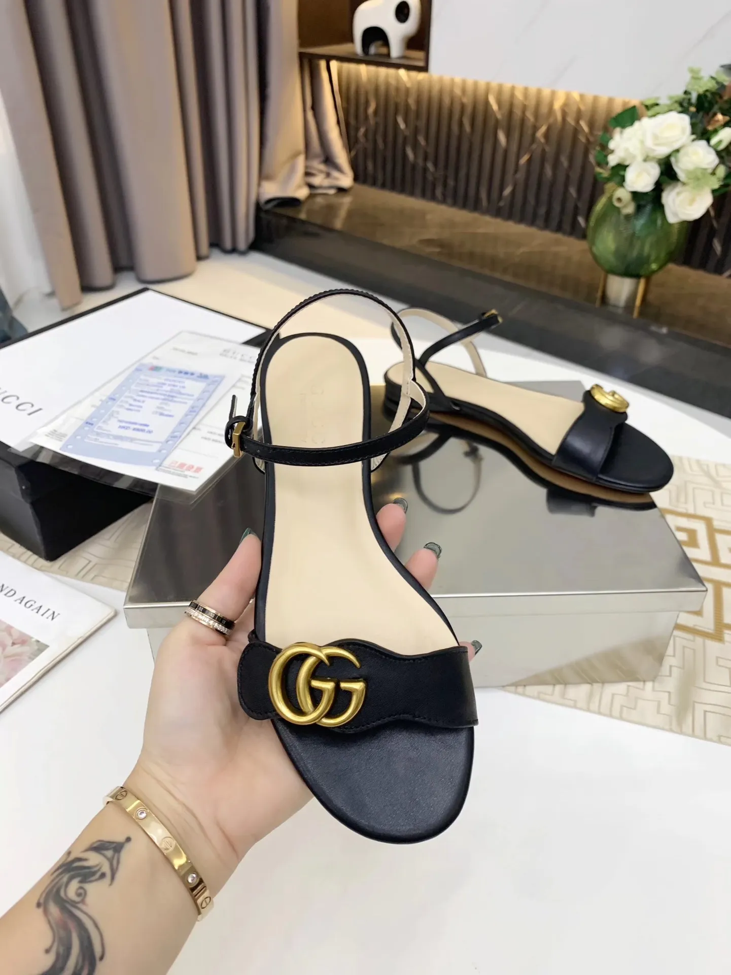 👟👟Ex-factory price 320👟👟 GUCCI’s new summer one-line sandals with exquisite bronze buckles are of great workmanship and reassuring. The leather is shiny and tough. Comfortable and super comfortable to walk. Recommend a sandal that meets the actual needs of the public✅ Fabric: First-layer cowhide Lining/foot pads: Sheepskin🐑 Rubber outsole. Color: Black White Code Number: 35-39 (41, 42 customized) Comes with receipt.